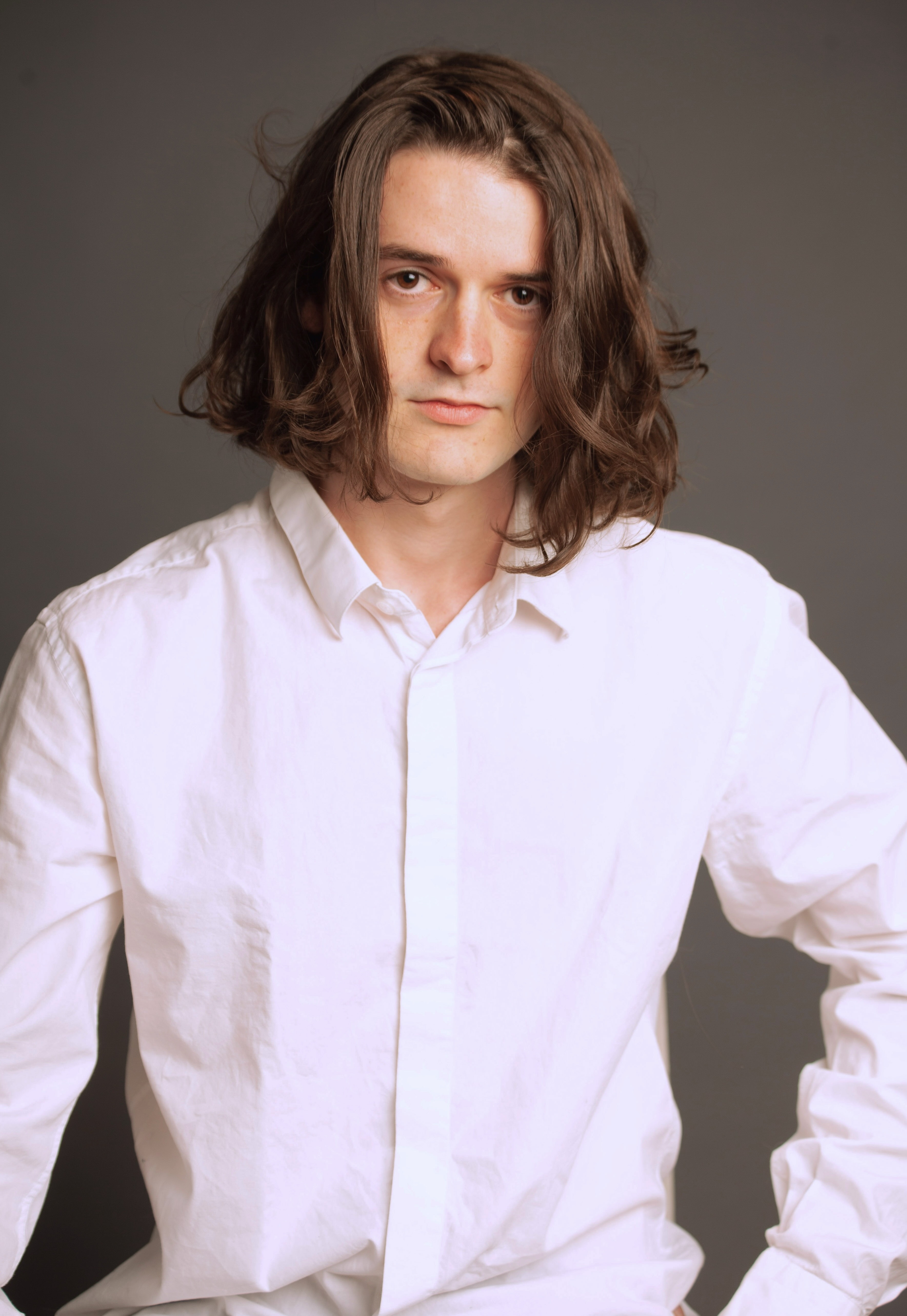 Lluís Arruga — retrat amb camisa blanca