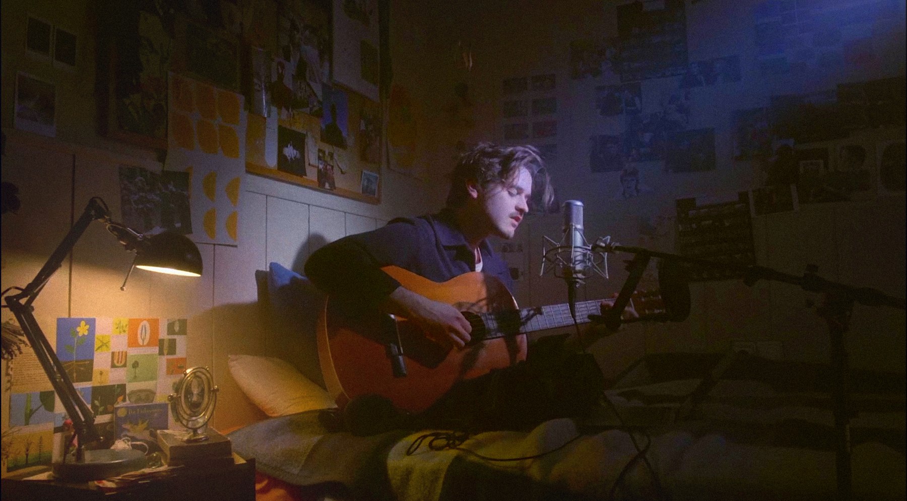 Lluís Arruga cantant i tocant la guitarra